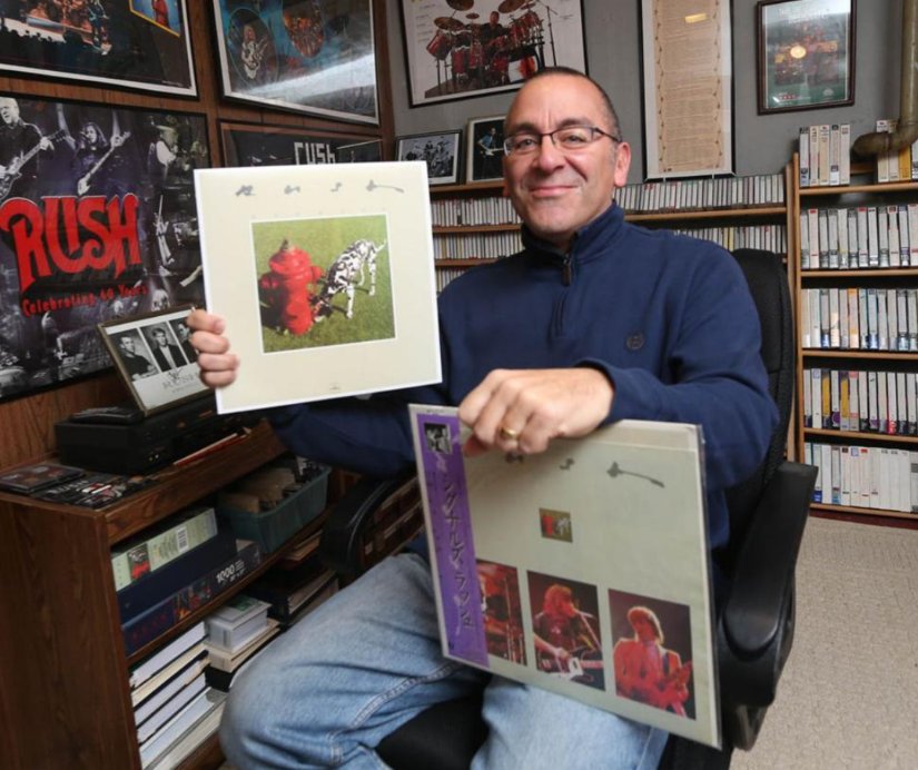 RushFanCast's tweet photo. Monday on the @RushFanCast, we've got a new episode for you! @rushtheband super-fan Ray Wawrzyniak returns to discuss his incredible collection! Subscribe today wherever you get your podcasts #RushFamily, and you'll have the episode first thing tomorrow. #RushCollection #RushOn https://t.co/cxNldDPmF2