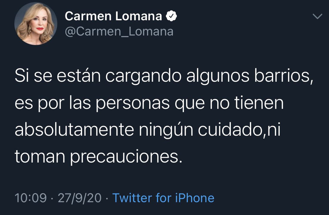 En el primer tweet Carmen Lomana anima a aglomerarse en el centro de Madrid, en el segundo condena a los barrios pobres por no tomar precauciones. ¿Se puede ser más clasista?
