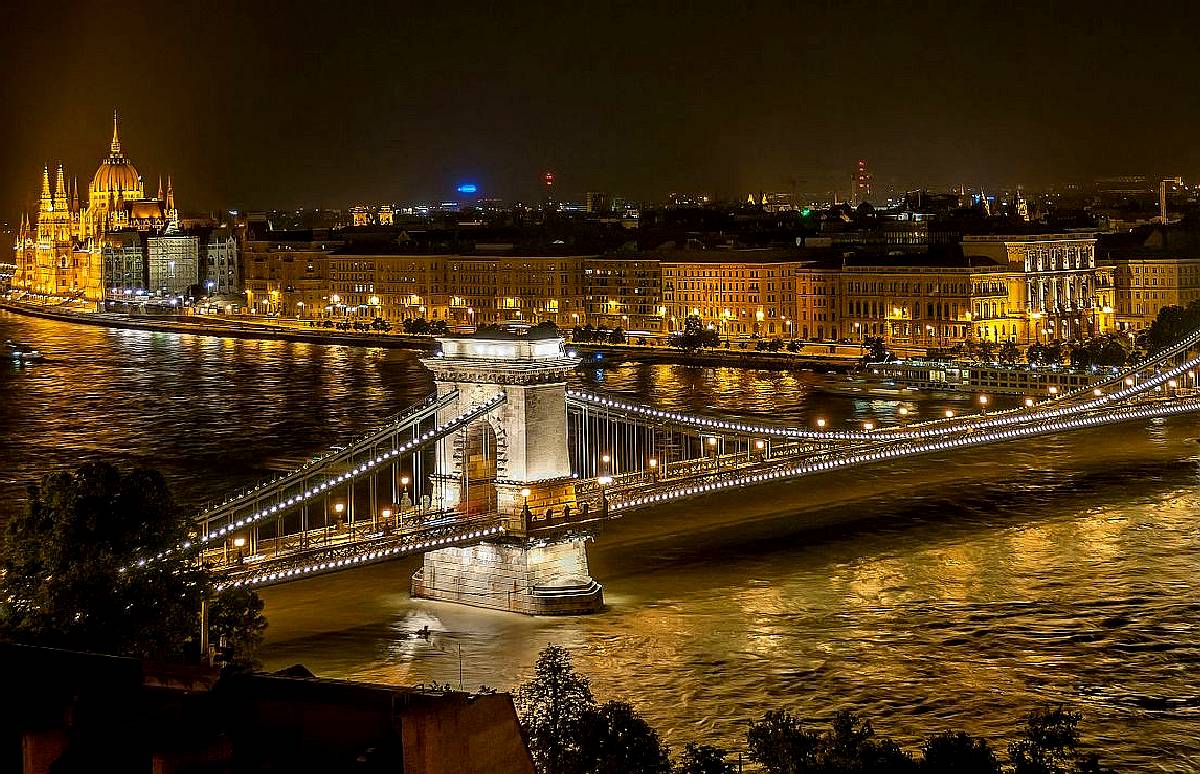 Shizu ハンガリー ブダペストのブダ城からのセーチェーニ鎖橋の夜景 Night View Of The Szechenyi Chain Bridge From Buda Castle In Budapest Hungary Photo By Wilfredor T Co Vpyhil9sbi