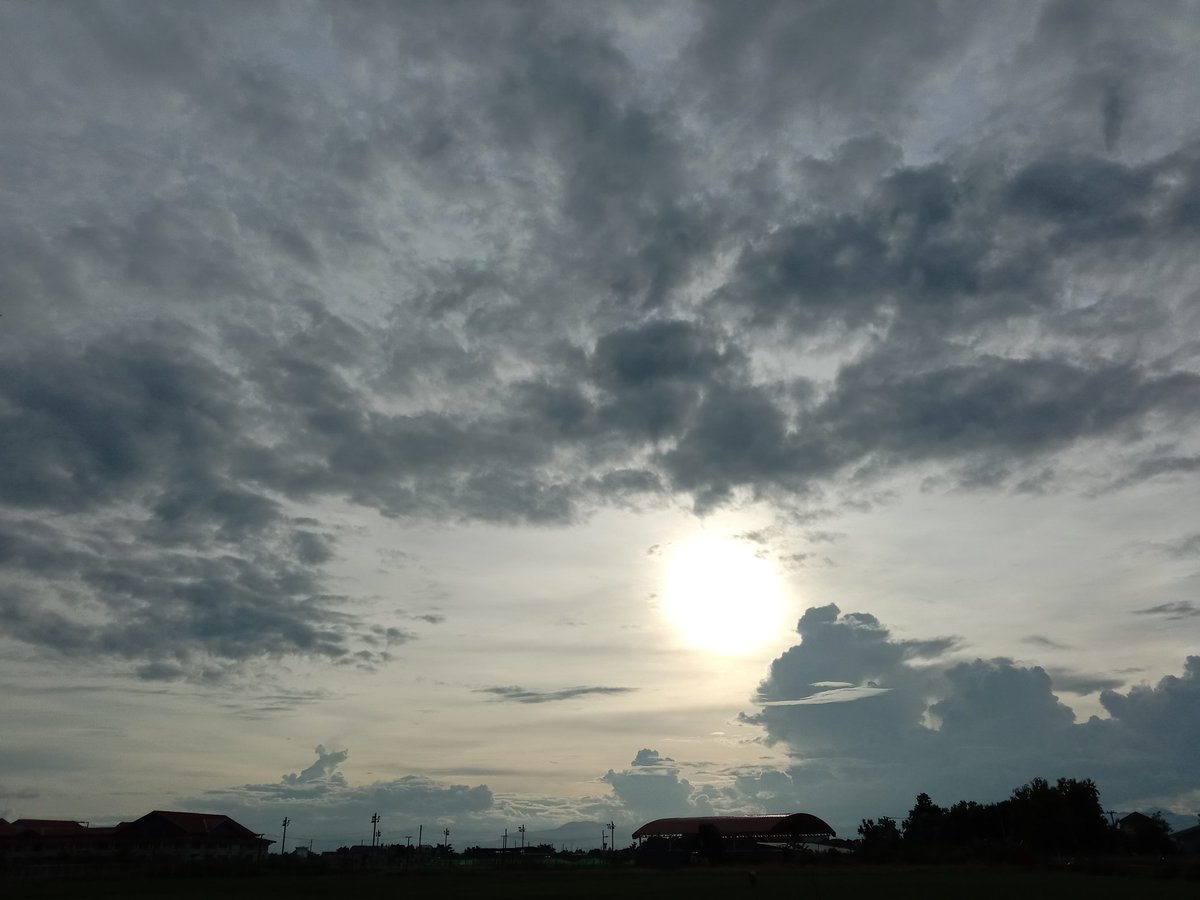 tlelitbit's tweet photo. เห็นหมามองพระอาทิตย์ หรือหนูขอพรจากพระอาทิตย์หรือเปล่า #ท้องฟ้า #sky https://t.co/SkgyHgsVT0