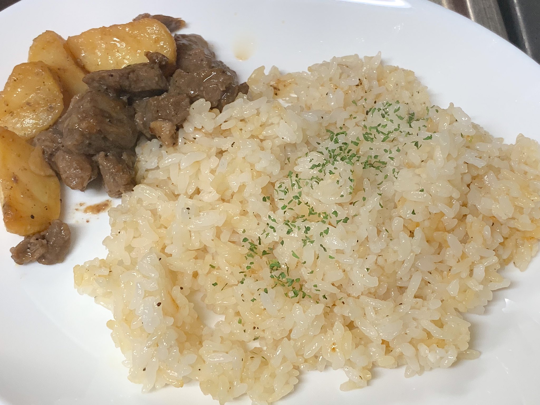 まこと セブンイレブンの牛カットステーキ ポテトがあまりにも美味いので 夜中なのについついガーリックライスを作ってしまう まこと セブンイレブンの牛カットステーキ ポテトがあまりにも美味いので 夜中なのについついガーリックライスを作ってしまう