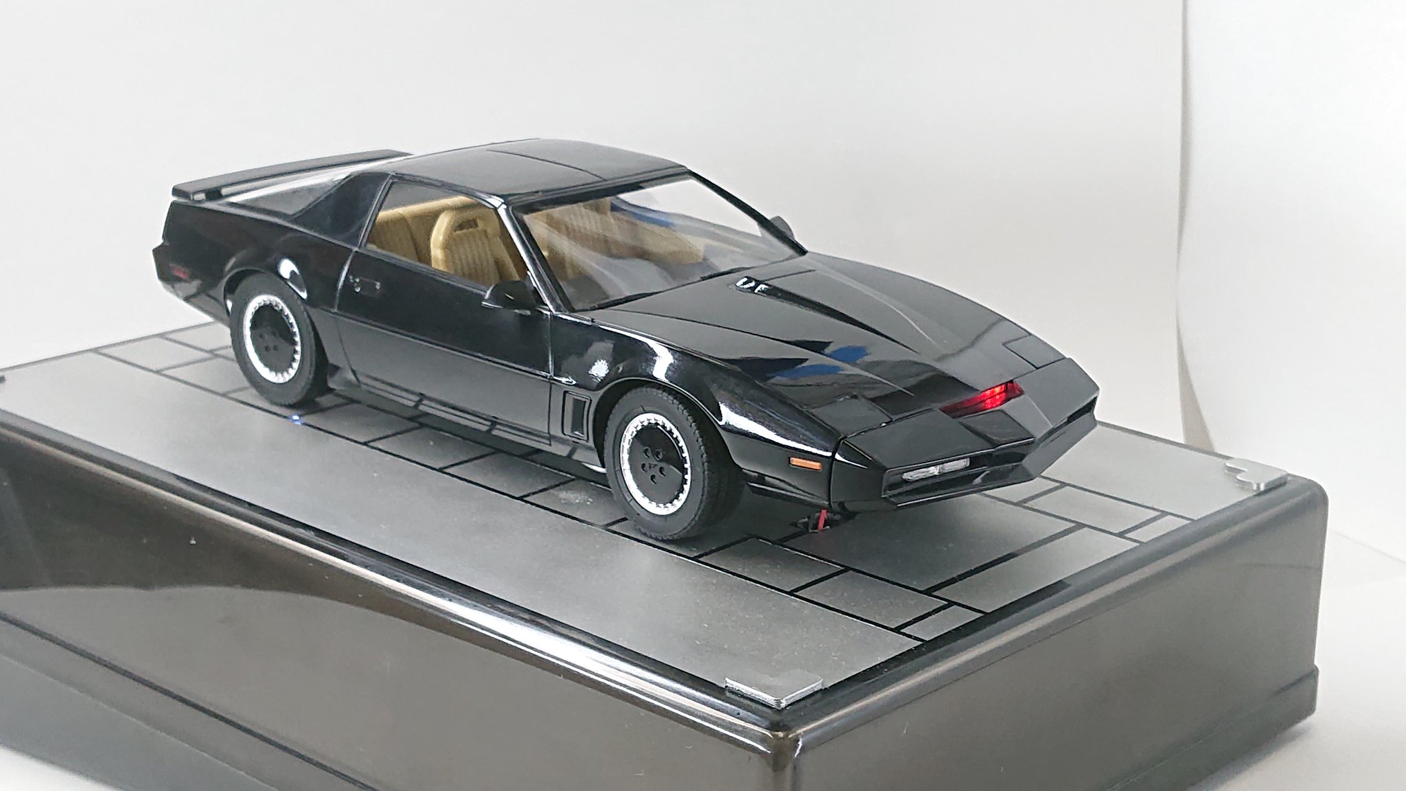 K Jojo ポストホビープラコン参加中 3年前の今頃完成したプラモデルを晒す見た人も晒す ポストホビーの秋のプラコン様に作ってた ナイトライダーは自作の電飾です フォロワーさんが見たことなさそうな過去作を貼る ナイトライダー ナイト２０００