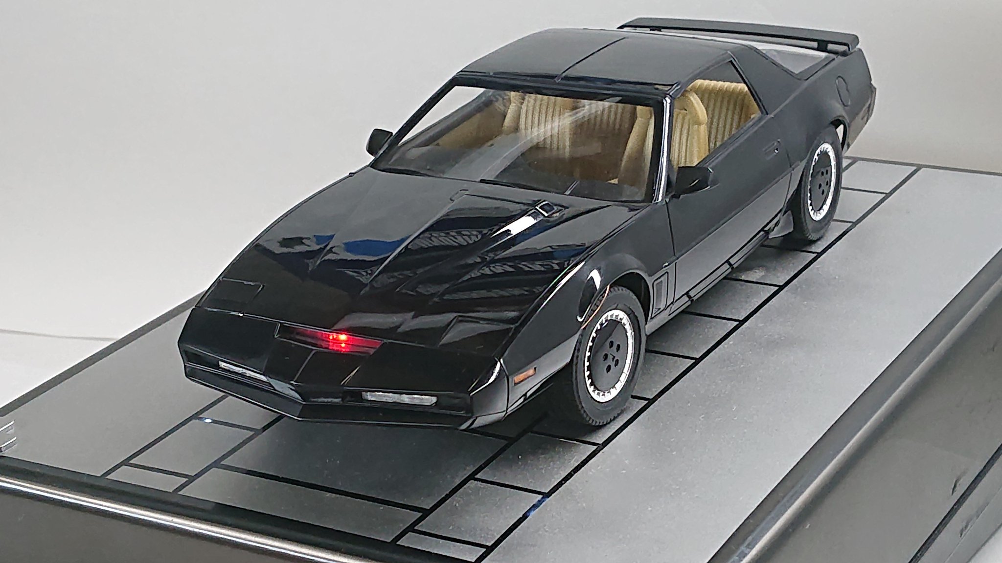 K Jojo ポストホビープラコン２連覇 3年前の今頃完成したプラモデルを晒す見た人も晒す ポストホビーの秋のプラコン様に作ってた ナイトライダーは自作の電飾です フォロワーさんが見たことなさそうな過去作を貼る ナイトライダー ナイト２０００