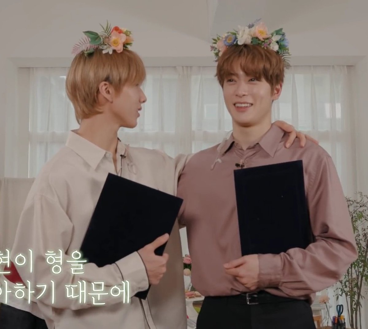 พอสูงเท่าๆกันก็ไม่เหมือนพี่กับน้องละ
เหมือนเพื่อนวัยเดียวกันมากกว่า 
55555555555555555555555555