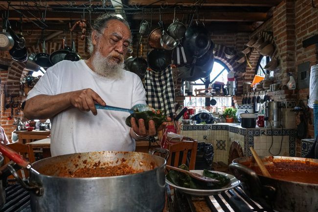 César Aceves makes chiles en nogada at his restaurant in San Cristóbal de las Casas, Mexico. The dish, which features stuffed poblano chiles and a walnut sauce, is offered during August and September when the ingredients are available.
buff.ly/3ce1Tny