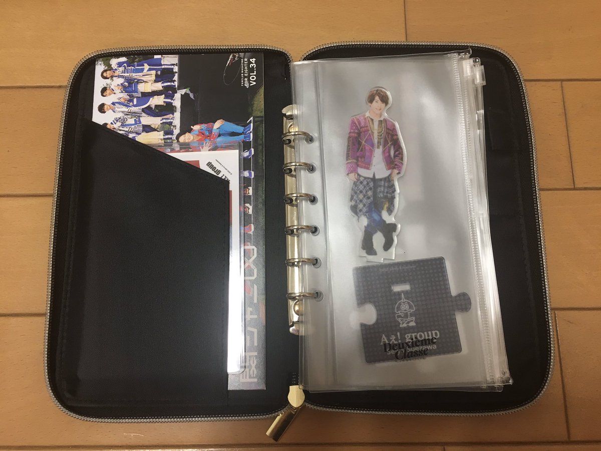 Hisa アクスタケース作るの無理やから 無印とかの見てたけど 今月号の大人museの付録がアクスタ収納に良き こういう黒でシンプルなのを求めてました 写真も会員証も会報も入れれるし 6穴バインダーでケース増加も可能でおすすめ