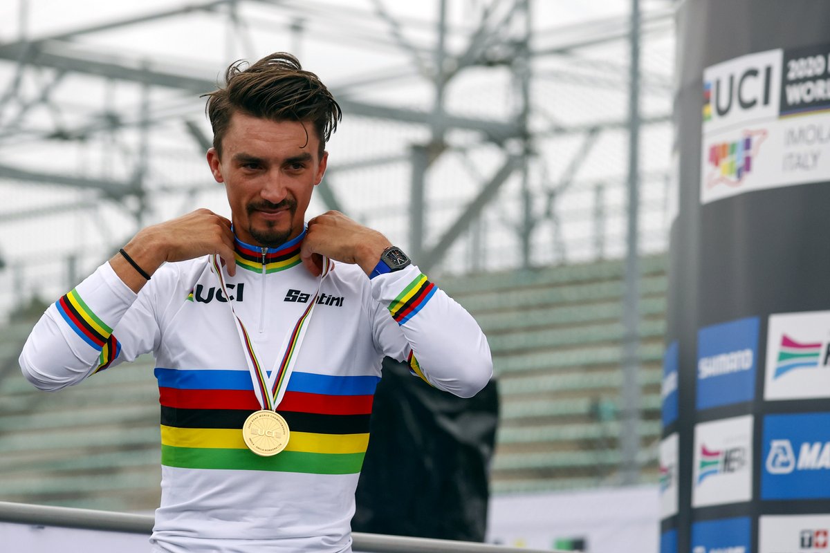 🌈Tears of happiness.
Julian Alaphilippe is the new World Champion. 

🌈Lacrime di felicità.
Julian Alaphilippe è il nuovo Campione del Mondo. 

#Imola2020 
[📸 <a href="/bettiniphoto/">BettiniPhoto</a>]