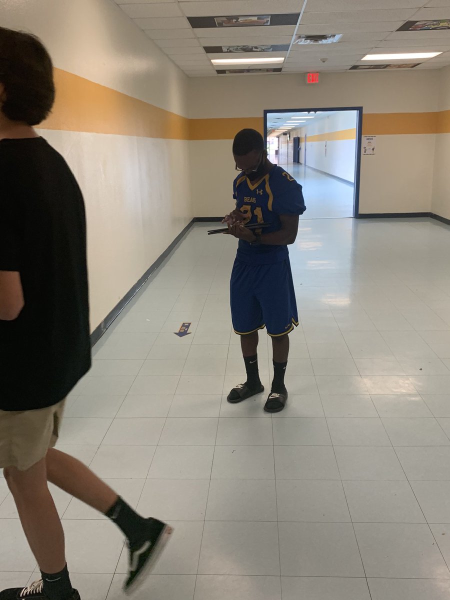 ateacherwife's tweet photo. Taking my speech classes into the hallways on Thursday last week. Their task was to observe any non verbal communication happening in classrooms, offices, etc... π£π§πΌππΆπΎββοΈ#thinkoutsidetheclass #speech #look #listen #getthemmoving @hampton_keri @BISD_Tweet @HalLRoberts https://t.co/QGfh6CQutx