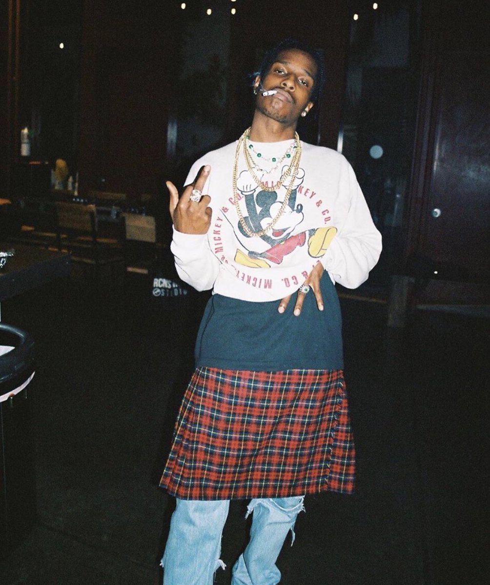 StreetFashion01's tweet photo. SPOTTED: ASAP ROCKY📽🎞 https://t.co/vTwzRFxDAF
