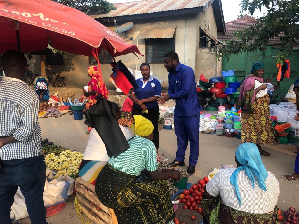hndatama's tweet photo. Ndugu Mbunge wa Temeke Miraji Ayoub akiomba kura kwenye mnada wa mwisho wa lami jimbo la temeke👏🏽👏🏽👏🏽 @nccrmageuzihq @NdiholeyeKifu1 @JoyceTembo17 @YeremiaMaganja @nccrmageuzihq @nccrvijana @WistonMogha @BavichaT https://t.co/FUlGBMjtAk