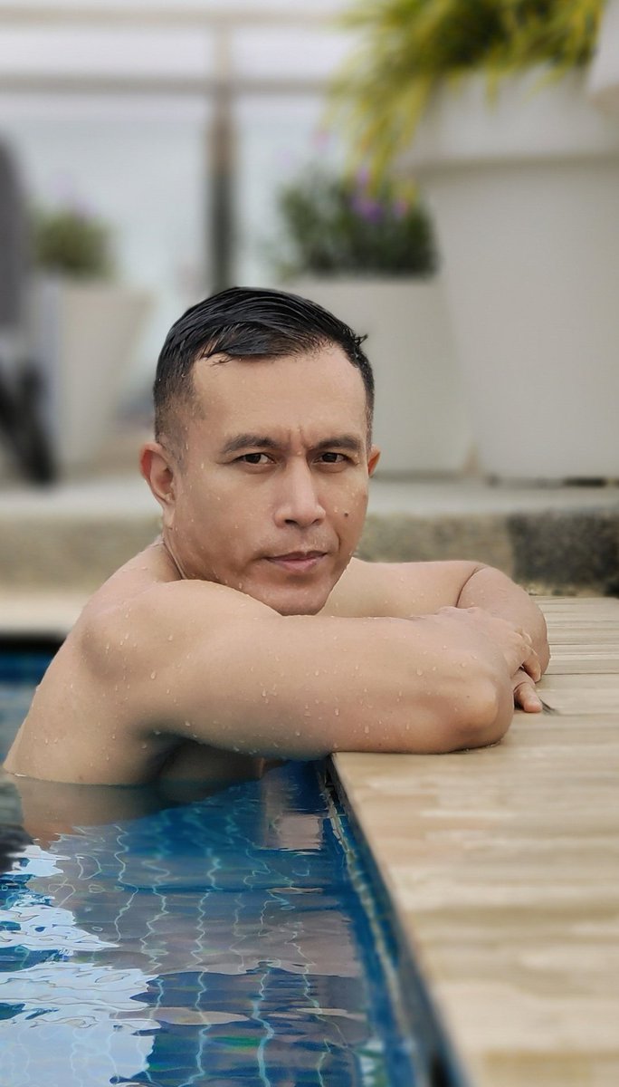 AbangOmar's tweet photo. #shortvacay #rewardmyself #swimmingpool #swim #cuticutimalaysia #wanderlust #cool #beautifulday #loveit
#swimming #hotel #travel #vacationtime #holiday #bokeh #nature #photography
#weekends #beautiful #fun #sunset #tourist #holidays #relax #love #muscle #body
#dorsetthartamas https://t.co/9KGsC8cayD