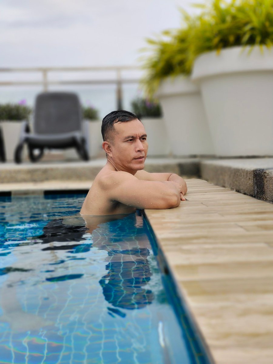 AbangOmar's tweet photo. #shortvacay #rewardmyself #swimmingpool #swim #cuticutimalaysia #wanderlust #cool #beautifulday #loveit
#swimming #hotel #travel #vacationtime #holiday #bokeh #nature #photography
#weekends #beautiful #fun #sunset #tourist #holidays #relax #love #muscle #body
#dorsetthartamas https://t.co/9KGsC8cayD