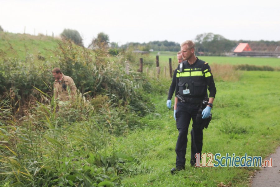 Grote zoekactie naar vermist persoon in #Zwartewaal na aantreffen koffer langs de waterkant. 112Schiedam.