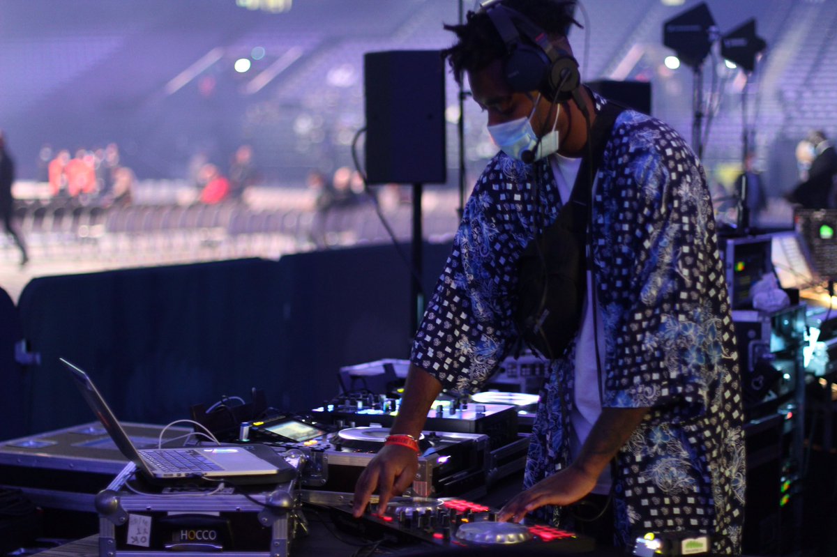 📸 <a href="/nathaliesouche/">Nathalie SOUCHE</a> 
Au contrôle de @parisladefense_arena 
j’espère vous avoir bien chauffer et avoir donner le second souffle à tous les boxeurs et boxeuses de ce soir 🥊
#endirect #enclaire #canalplussport <a href="/canalplus/">CANAL+</a> #hatikyo #hatikfan #boxeur #tonyyoka