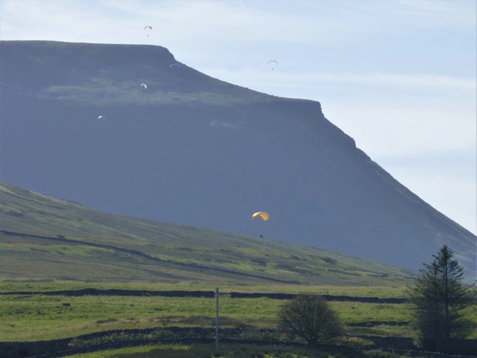 An incredible sight over Ingleborough this afternoon! #ingleborough #paragliding #Yorkshire #YorkshireDales #yorkshire3peaks #yorkshiredalesnationalpark #visityorkshire @Thisisingleton @VisitSettle @indiehostelsuk