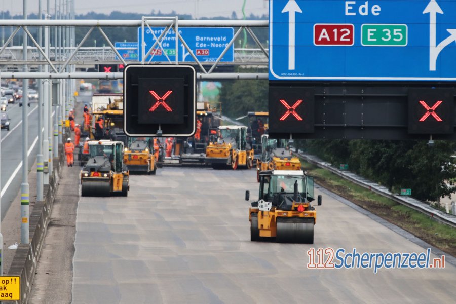 Wegwerkers druk op de A12 tussen #Veenendaal en Maanderbroek. 112Scherpenzeel.