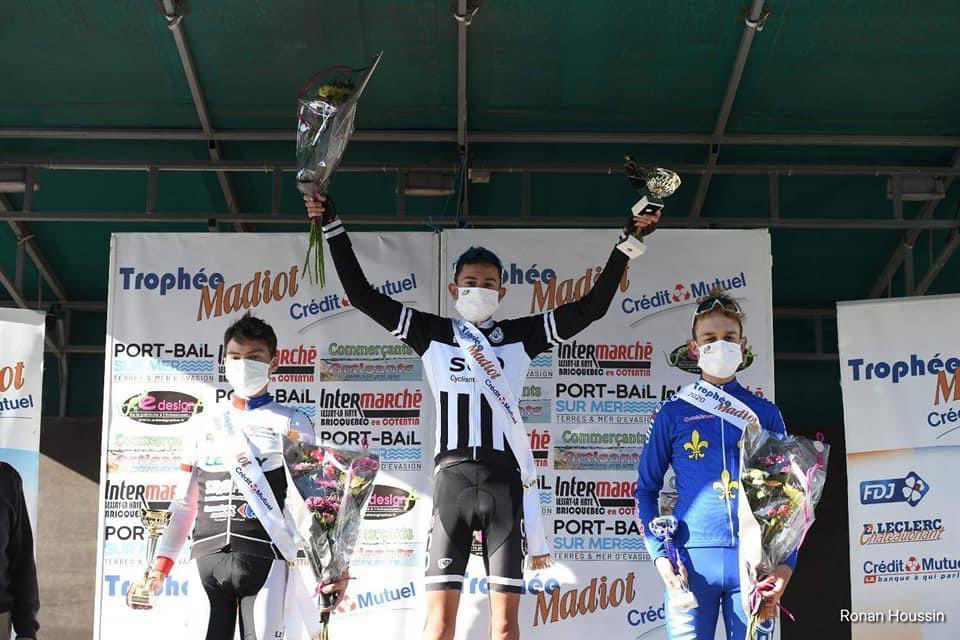 SCO Cyclisme Angers (@scocyclisme) on Twitter photo 😱 Clément Sanchez réalise une magnifique performance en remportant la 5e manche du <a href="/tropheemadiot/">jean-françois quénet</a> à Portbail !
🐻 Notre ours dalleux franchit la ligne après avoir effectué 50 kilomètres en échappée avec 2 compagnons.
#SportAngers | #LaDalleAngevine 😱 Clément Sanchez réalise une magnifique performance en remportant la 5e manche du <a href="/tropheemadiot/">jean-françois quénet</a> à Portbail !
🐻 Notre ours dalleux franchit la ligne après avoir effectué 50 kilomètres en échappée avec 2 compagnons.
#SportAngers | #LaDalleAngevine