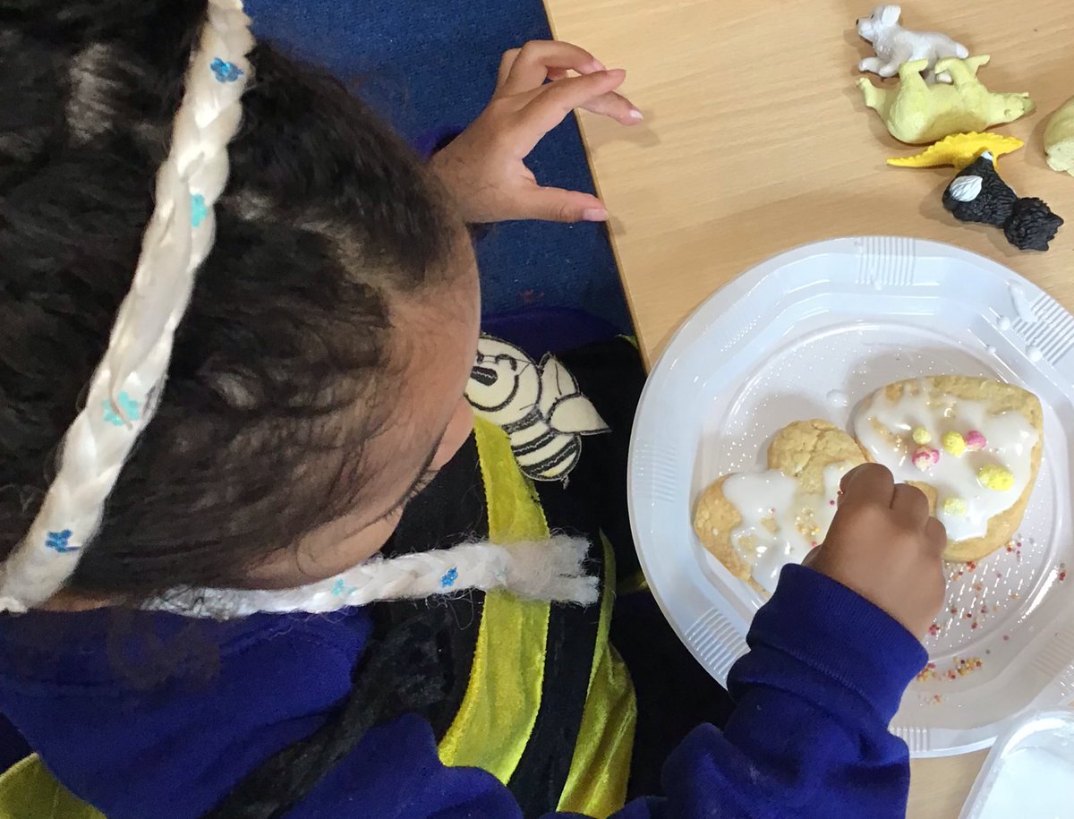 walton_primary's tweet photo. This week the Rabbits have been making and decorating ‘Friendship biscuits’ (ensuring constant hand-washing was adhered too!) we discussed what a good friend is; kind, listens, helpful, shares toys. #friendship #cornerstones #schoolvalues #eyfsbaking https://t.co/LK0vzFoGWo