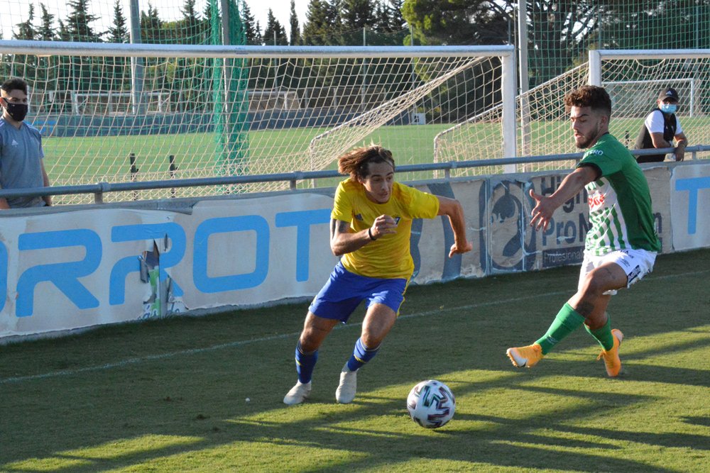 Cadiz_CFCantera's tweet photo. CÁDIZ B | 📸 @LCarra_10 desbordó por banda demostrando su enorme velocidad💨 y chispa 💥ante la mirada de Dani Güiza, un grande del cadismo 🔝🔝🔝

💙💛 https://t.co/rlKLWcAvJo