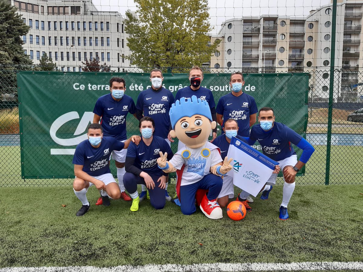 Présents au tournoi de football ⚽️ solidaire organisé à #Lyon au profit de <a href="/SDLV_Officiel/">Sport dans la Ville</a> 😊 ! Temps d’échanges et de convivialité entre les équipes partenaires de l’association, dans le respect des règles sanitaires. #SportEcoleDeVie #HistoiresDeSolidarites