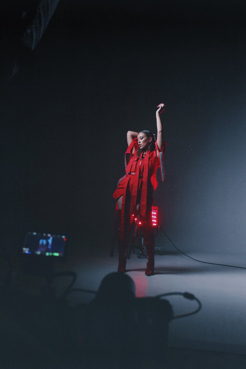 cyragwynth's tweet photo. i'm PREMIERING my music video to 5 IG followers tomorrow 😳 if u wanna be the first to watch the music video before anyone else, check my latest IG post 💪🏼💥⛓ → https://t.co/Wm1mxk3AYQ https://t.co/UMUY5SPfDH