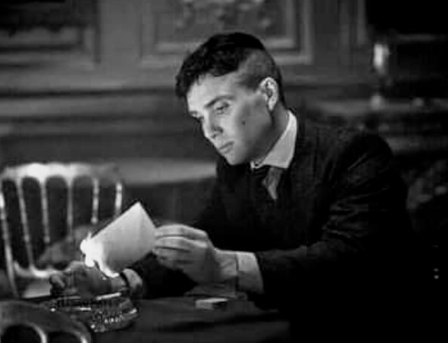 أَحْرَقْتُ دَفْتَرَ ذِكرياتِي 
            وَأَذبتُ في الشمعاتِ ذاتِي
ومضيتُ في الاحزانِ وحدي
          والريحُ في الآفاقِ عَاتِي
مَضَتْ جُلُّ سِنيني سرابُُ
         وَإِنِّي ارى السرابَ آتِي...