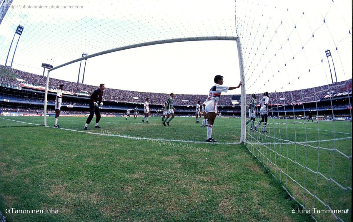 Gol defendido por Zetti no Estádio Cícero Pompeu de Toledo, Morumbi, 14 de março de 1993 #Morumbi #Zetti #SaoPauloFC @ttithearetomada @SaoPauloFC