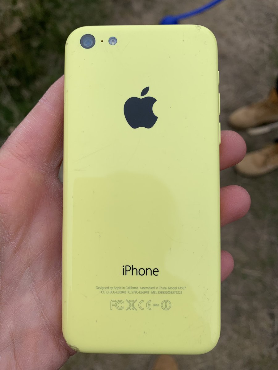 Found today on bench at 13:44 in Bushy park in open space adjacent to overflow parking, not charged, unable to identify owner <a href="/twickerati/">twickenham tweets</a> <a href="/twickerman/">twickerman 🙃 🏖️ 🚵 🌴🛶</a> @bushyparkrun will be left <a href="/teddingtonrfc/">Teddington RFC</a> Clubhouse