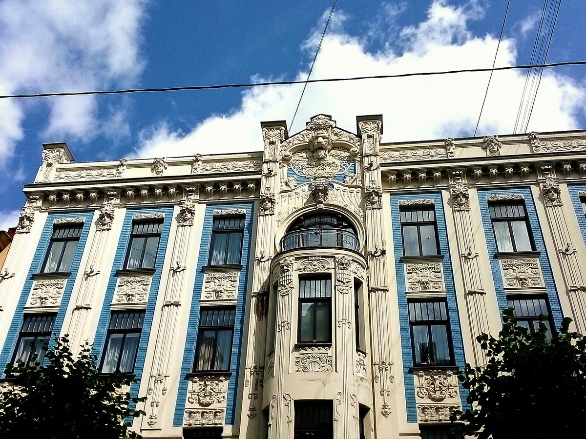 ancientphone82's tweet photo. Lovely Latvia V 🏠📸🥰#memories #nowmoreimportantthanever #wanderlust #travelling #Riga #Latvia #BalticBeauty #twothousandnineteen #mentaltreasurechest #internationalfriends #Trīsbrāļi #ThreeBrothers #oldhouses #staircase #architecture #Jugendstil #ArtNouveau https://t.co/ooJO6hZImJ