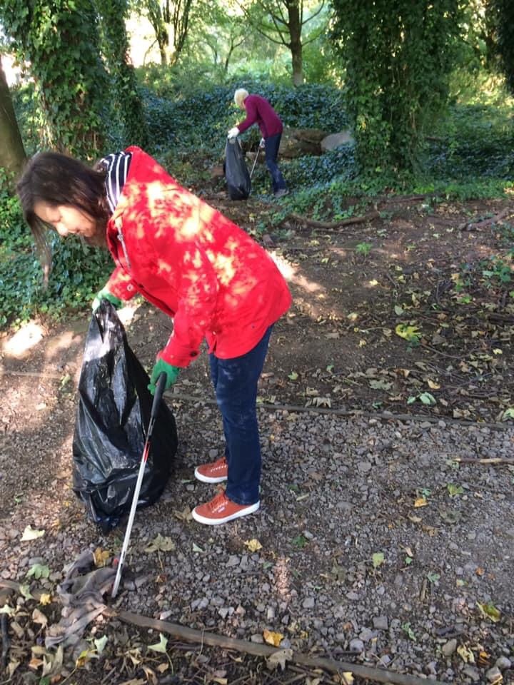 BrynParty's tweet photo. Great to see our local #Labour team helping out in BRYN on the #SeptemberClean litterpick , well done 🌹👏 https://t.co/1EbPbPp4Mi