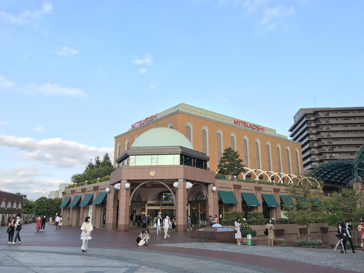Pom Department Store On Twitter 恵比寿三越 来年２月末に閉店予定 行くたびに思うのだが 良いお店じゃないか 三越らしさと伊勢丹らしさが良く混ざる贅沢な店舗 百貨店 というよりはバーニーズのような大きな専門店という感じだが 恵比寿の市場には良く合って