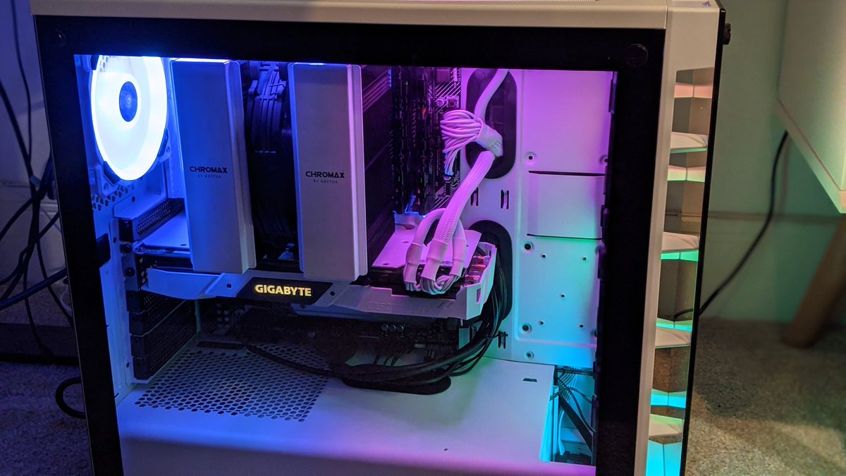 There it is! Full build finished. Ran into some problems with installing windows on m2. After I download and setup the rest, will be back streaming again! Thank you <a href="/TheDarzer/">Darzer</a> for building this and staying up till 5am to fix the issues. You're the best 😍