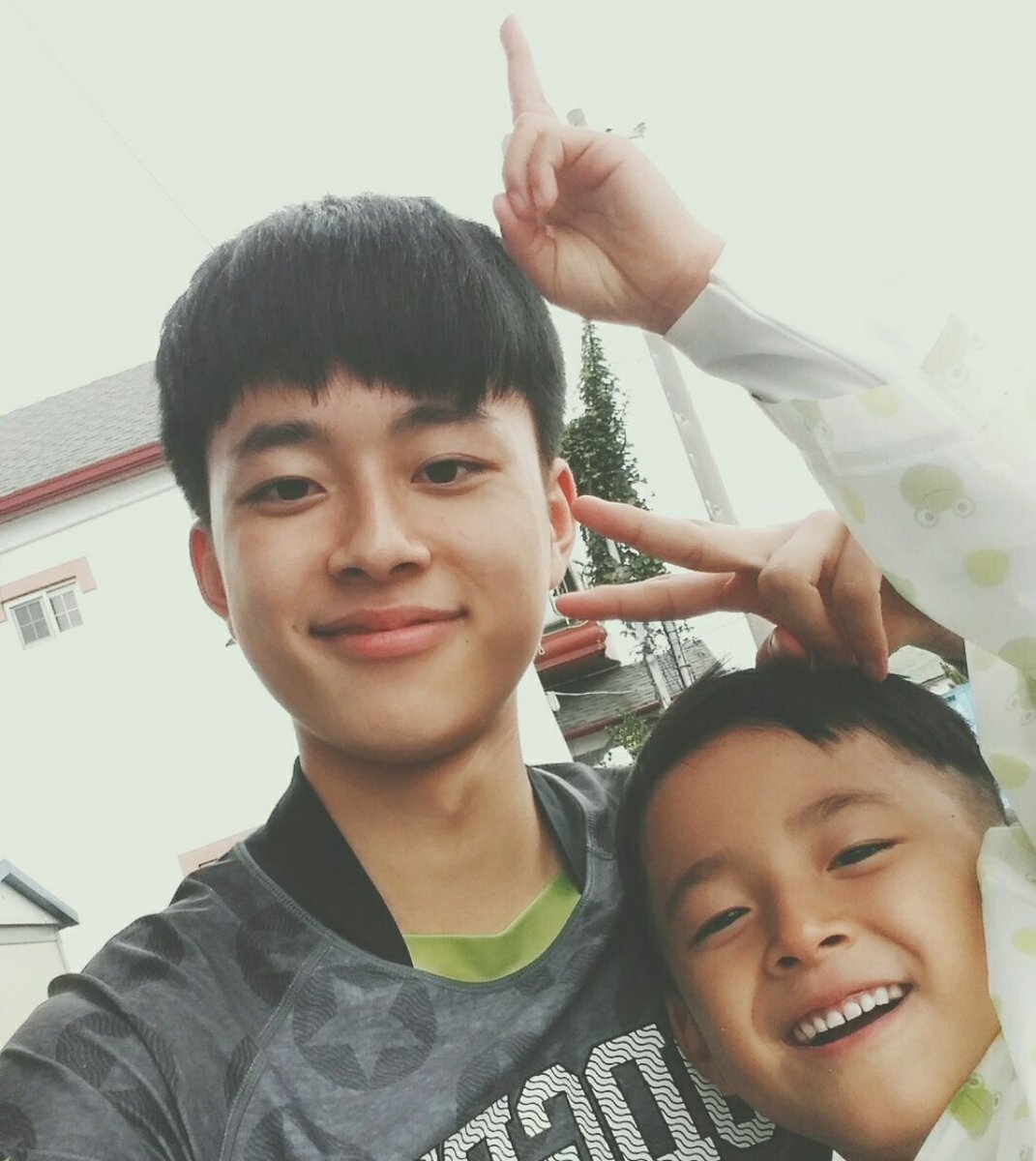 CUBE_YOOSEONHO's tweet photo. [#유선호] 5년전 제주도에서 호호형제😎 https://t.co/asYH90EqV4