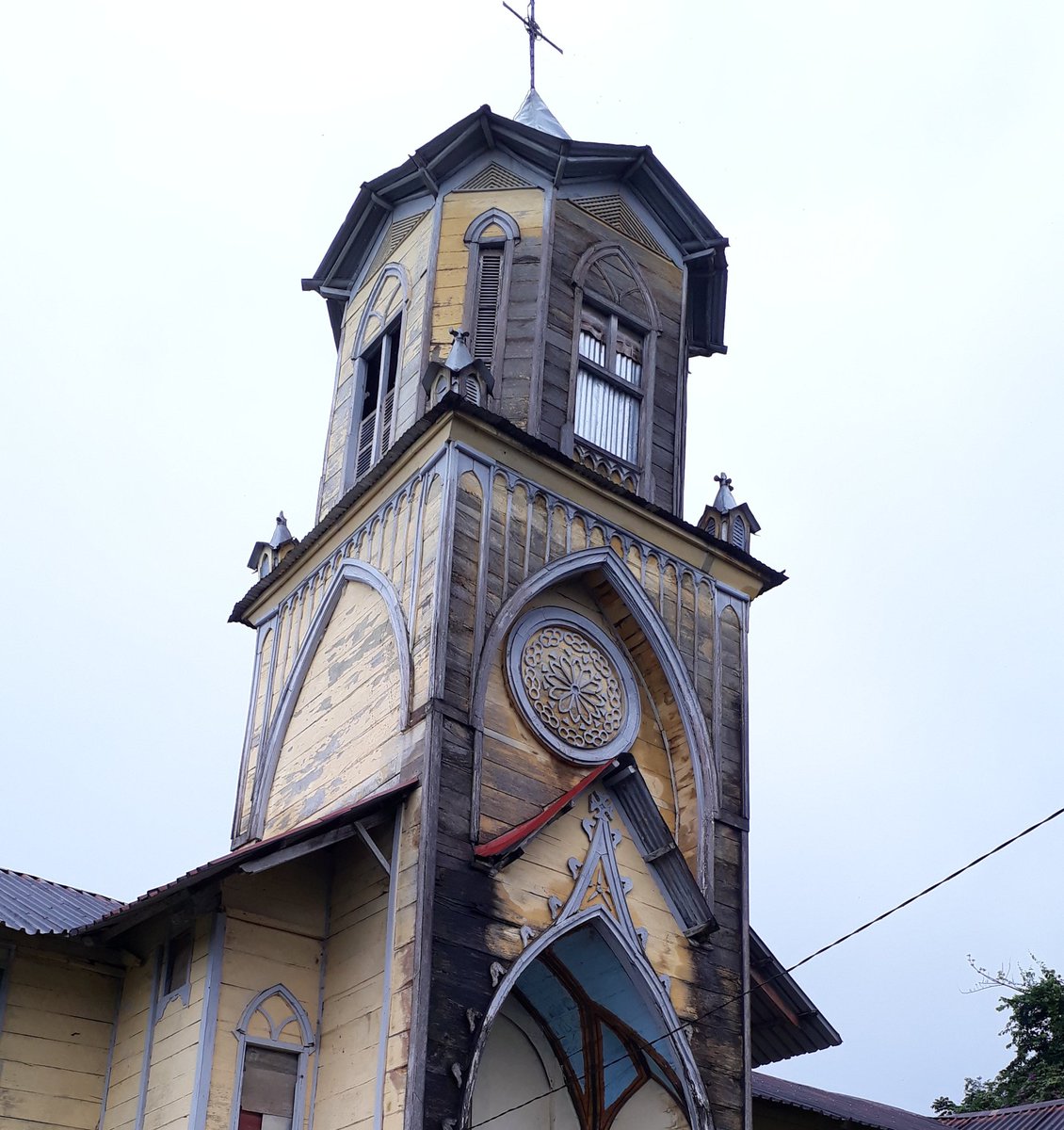 guineaturismo's tweet photo. Hoy queremos apreciar el Templo Neogótico de Batete 💒 constuido en 1887. Hoy en día, es considerado Patrimonio Histórico de Guinea Ecuatorial. 🇬🇶
❤️ Si visitaste el templo.
🔁 Si quieres visitar el templo.
Te sumas?
#guineaturismo #Batete https://t.co/lmVaRFR2vk