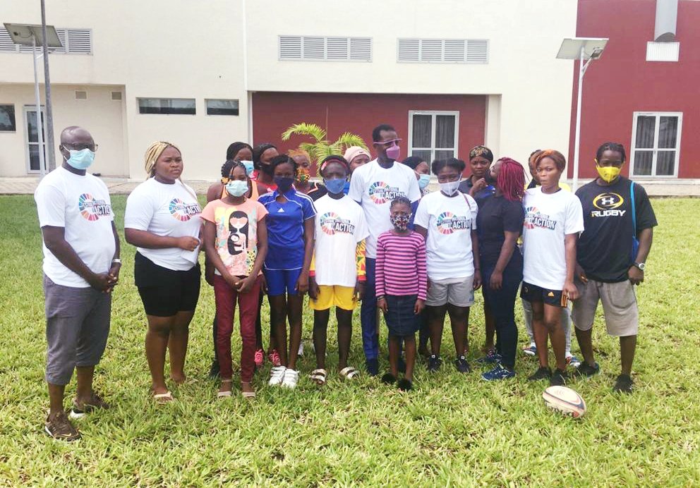 ObaDjamila's tweet photo. Au #Benin, l'Ong #Rugbypourtous parrainé par @romaindacosta Pdt #HCBE, soutien le #FesnaOdd. Le sport est un levier fort pr l'épanouissement des jeunes! Il contribue à leur bonne santé et leur bien-être #Odd3
Les filles ne st pas du reste #Odd5 💪 @razak_oba @FORAMinitiative https://t.co/I3e4259nc1