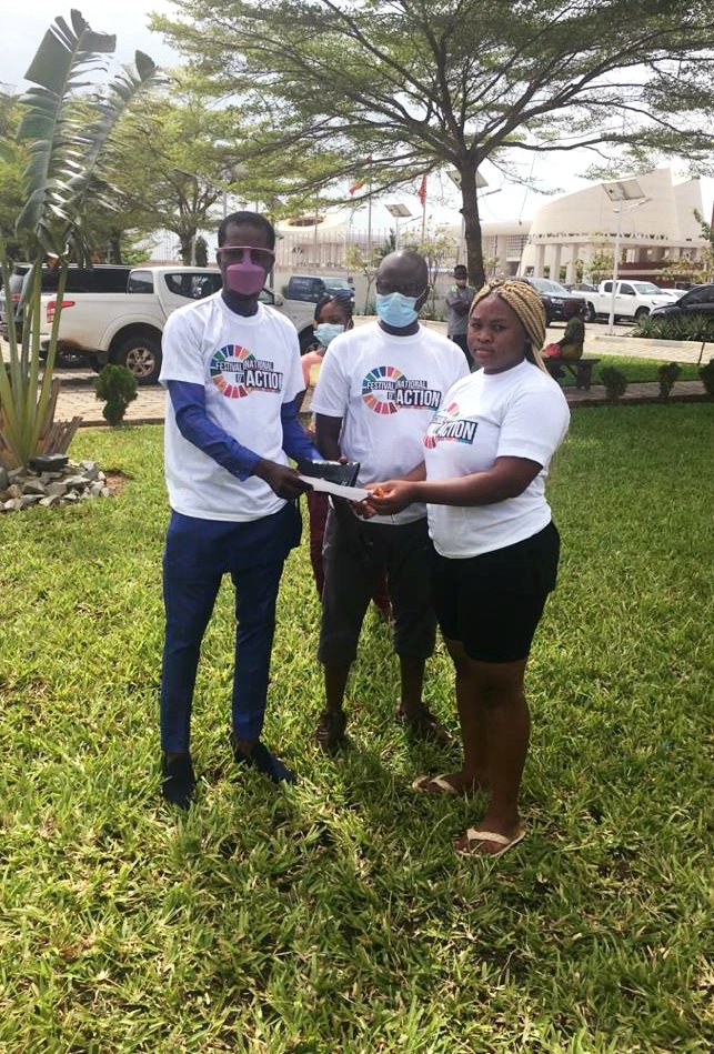 ObaDjamila's tweet photo. Au #Benin, l'Ong #Rugbypourtous parrainé par @romaindacosta Pdt #HCBE, soutien le #FesnaOdd. Le sport est un levier fort pr l'épanouissement des jeunes! Il contribue à leur bonne santé et leur bien-être #Odd3
Les filles ne st pas du reste #Odd5 💪 @razak_oba @FORAMinitiative https://t.co/I3e4259nc1