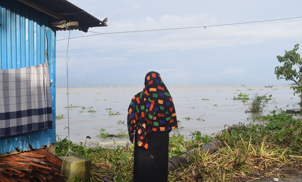 CJNBangladesh's tweet photo. The #tidalwaters overflow the two banks of the river on the #coastofBangladesh. The suffering of the people of the basin increases. Affects people's #livelihood. Many people's professions change. Many lose jobs. Journalist @ri_montu is looking for these stories. #worldriversday https://t.co/K12wA9tFaP