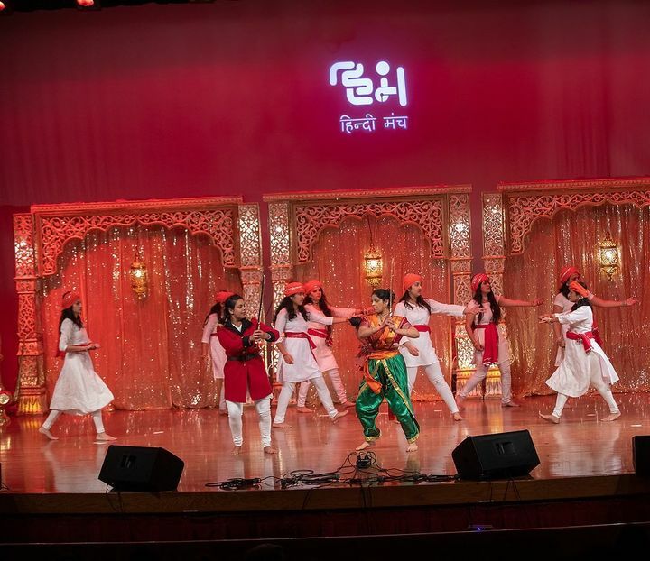 hindimanch's tweet photo. Khoob ladi mardaani woh to Jhansi waali Rani thi 🇮🇳 ⚔️ 🇬🇧 Goosebumps raising opening act of HMRM 2018! What’s in store for 2020? #hmam #hmam2020 #2020hmam #hindimanch #hindimanchrashtriyamahotsav #hmrm2018 #jhansikirani #jhansikiraani #jhansi #indianindependence #britishrule… https://t.co/k8djXx01Ix