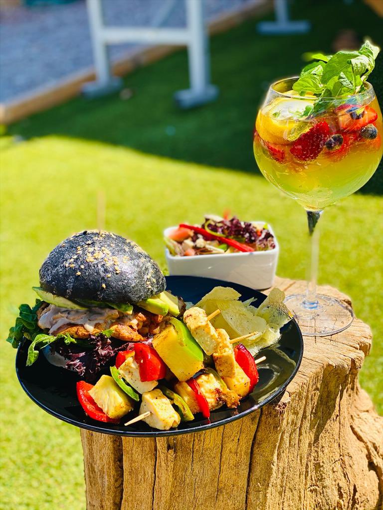 The_Cookoff's tweet photo. Sorry that the #LeFifiAffair took long, but y’all know burgers cure what ails you.. eyes on the burger, eyes on the cocktails.. who made it look tasty for you? Vote under this tweet. https://t.co/Dp8eUEy54f