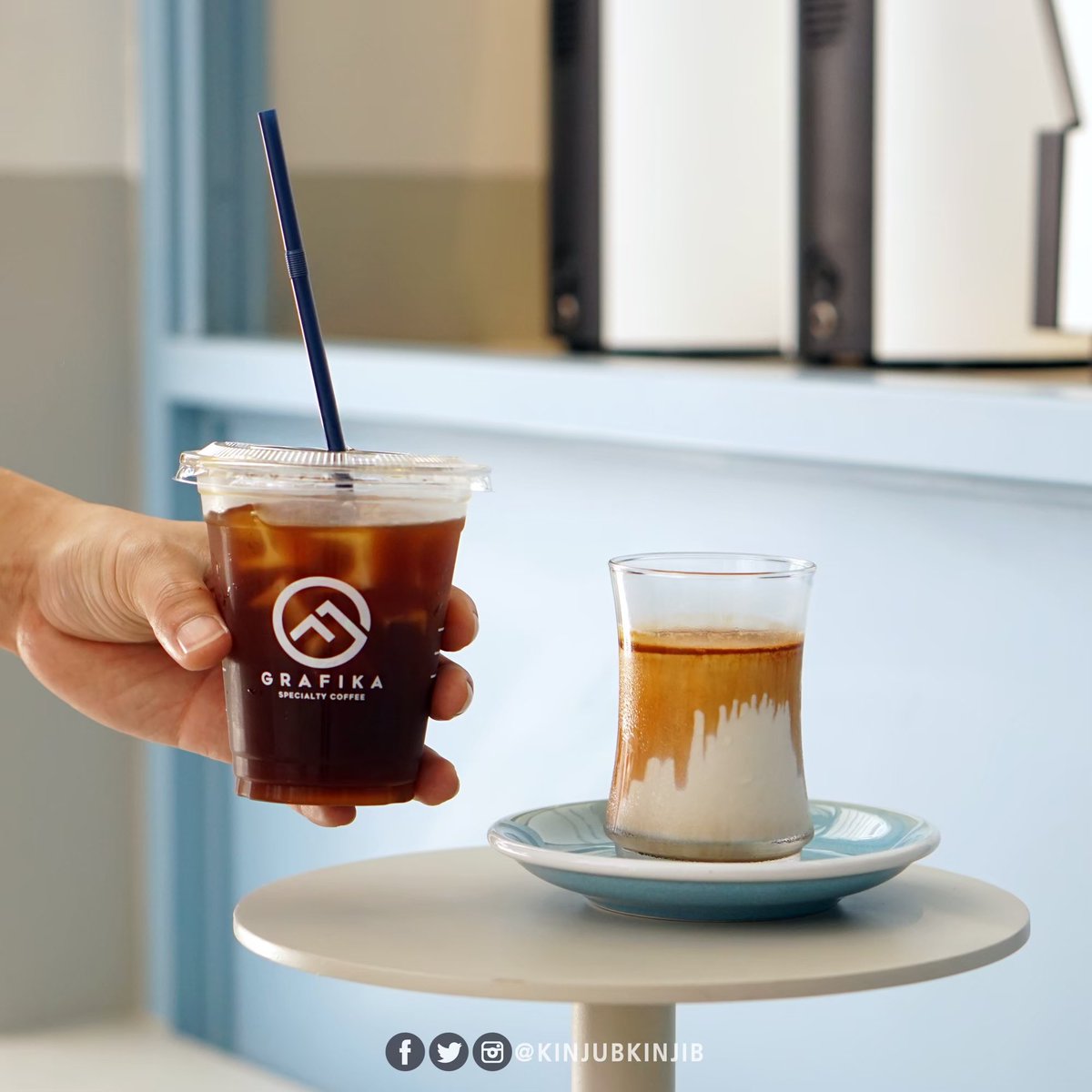 kinjubkinjib's tweet photo. 🌟Grafika Coffee Stand ร้านกาแฟสไตล์มินิมอลน่ารักๆที่แฝงตัวอยู่ใน Gump’s Ari ร้านสีฟ้าพาสเทลคิ้วท์ๆ เน้นขายแบบ Grab &amp; Go ที่จิ๋วแต่แจ๋วในเรื่องกาแฟ เมล็ดเป็นแบบ House Blend กลิ่นหอมมาก
👉เราแนะนำ Dirty ทั้งเข้มข้นและละมุน ใครมา Gump ลองแวะดูน๊า
@aroii #รีวิวคาเฟ่ https://t.co/rWccRmaHeK