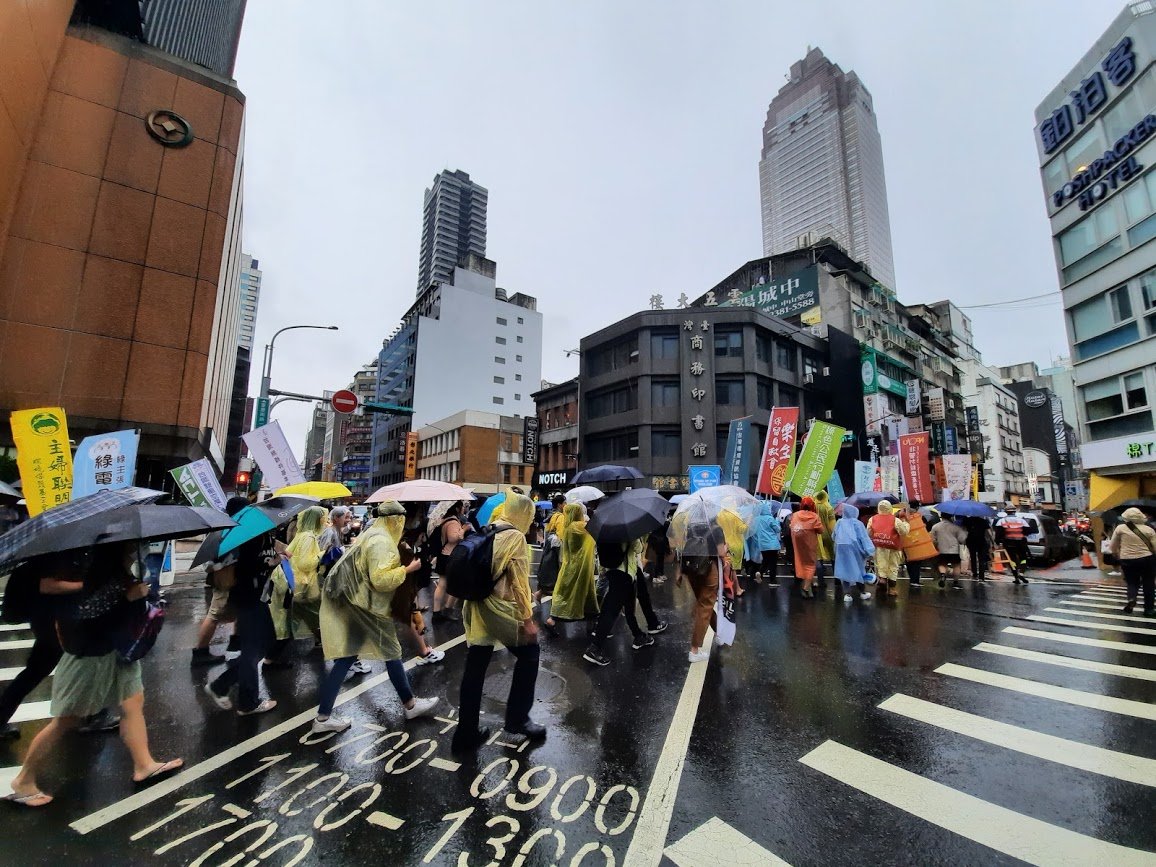 [Photo Thread] On a gloomy rainy Sunday afternoon, I attended the Taiwan's Youth Climate March. This event was organized by Taiwan Youth Climate Coalition (TWYCC) and various eNGOs. The weather was pretty bad for a rally, but the event had an impressive turnout of 500+ ppl.(1/9)