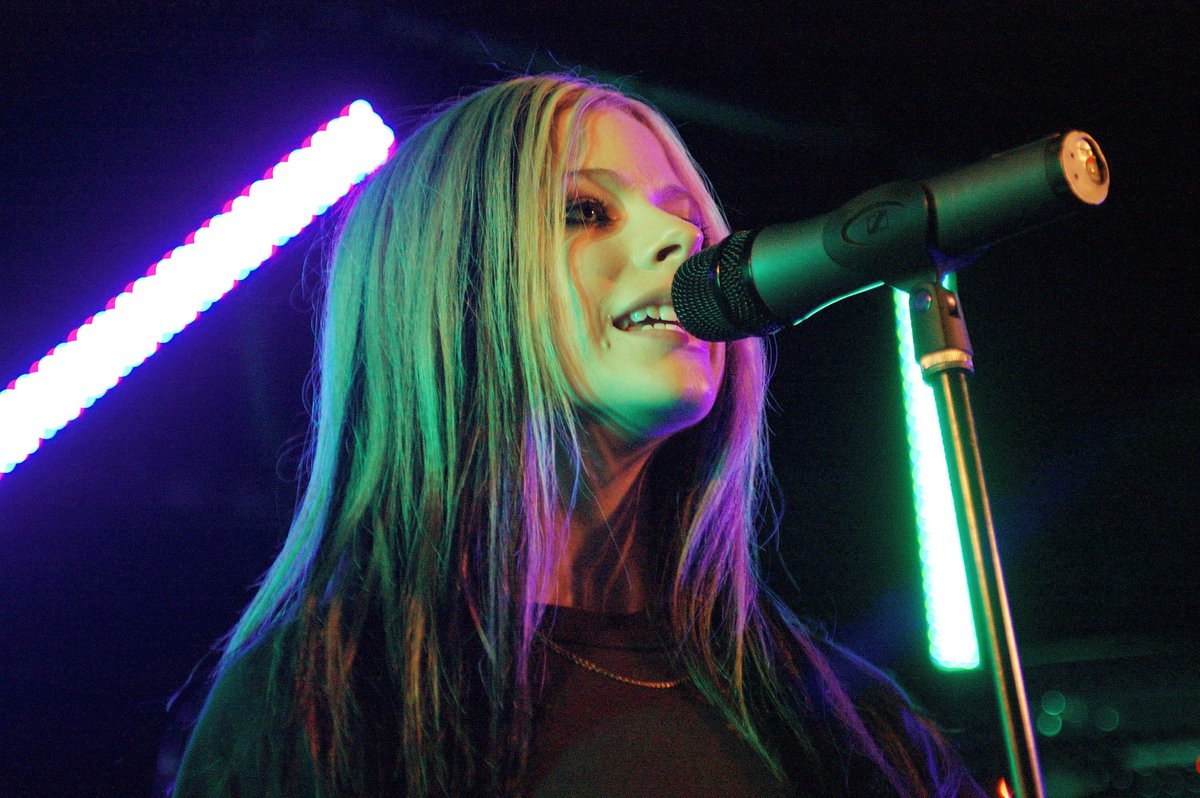 mtvspain's tweet photo. He was a boy, she was a girl 🎶🤟 Hoy es el cumple de #AvrilLavigne ✨🎉 y nosotros aún no superamos Sk8er Boi  ¿Cuál de sus canciones es tu favorita? 🤩🔥 https://t.co/J0b8Tjw6OL