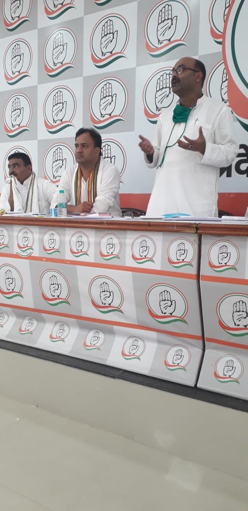 आज लखनऊ स्थित पार्टी कार्यालय पर अल्पसंख्यक कांग्रेस के प्रदेश कार्यकारिणी की बैठक हुई जिसमें 20 अक्टूबर तक ज़िला और शहर कमेटियों, 15 नवम्बर तक ब्लॉक कमेटियों, 25 दिसम्बर तक ग्राम सभा कमेटियों के निर्माण का लक्ष्य रखा गया।