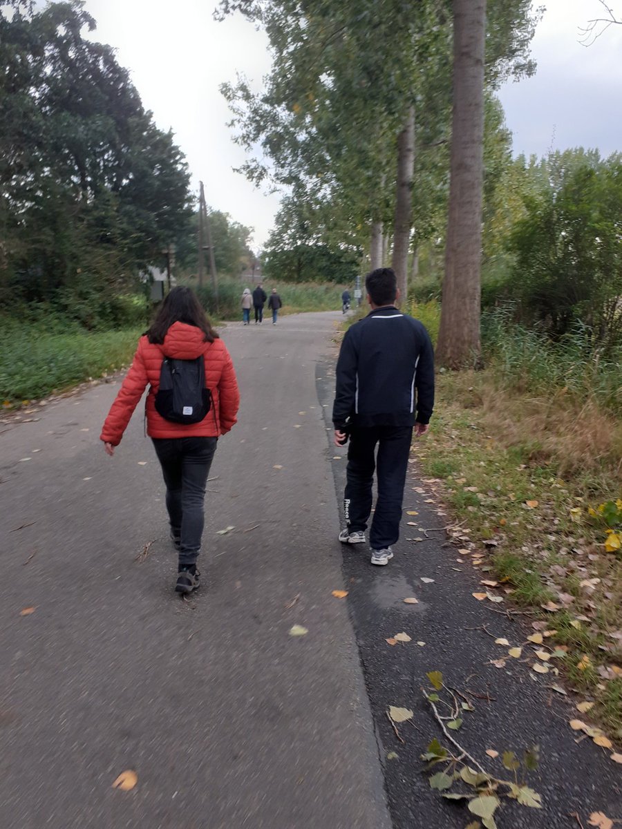 Mark: vandaag staat in het teken van bewegen in de openbare ruimte. Daarom lichten we het Eindje Om uit en wandelen we op diverse plekken in de stad met bewoners. Hier de wandeling in Genneper Parken met een aantal actieve deelnemers #nsw #eindhoven #eindjeom