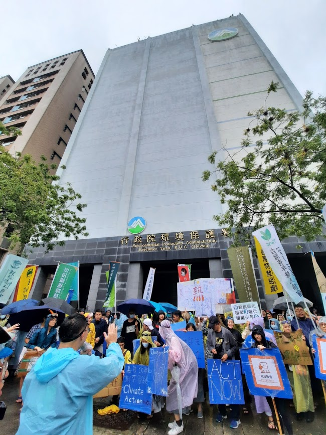 The crowd first gathered at the Legislative Yuan with some booths and speeches. Then we walked passed by the Presidential Hall to Ximen Station, rallied at the EPA, and then return to LY. Total distance is about 4km.  This photo captures the scene at EPA. (2/9)