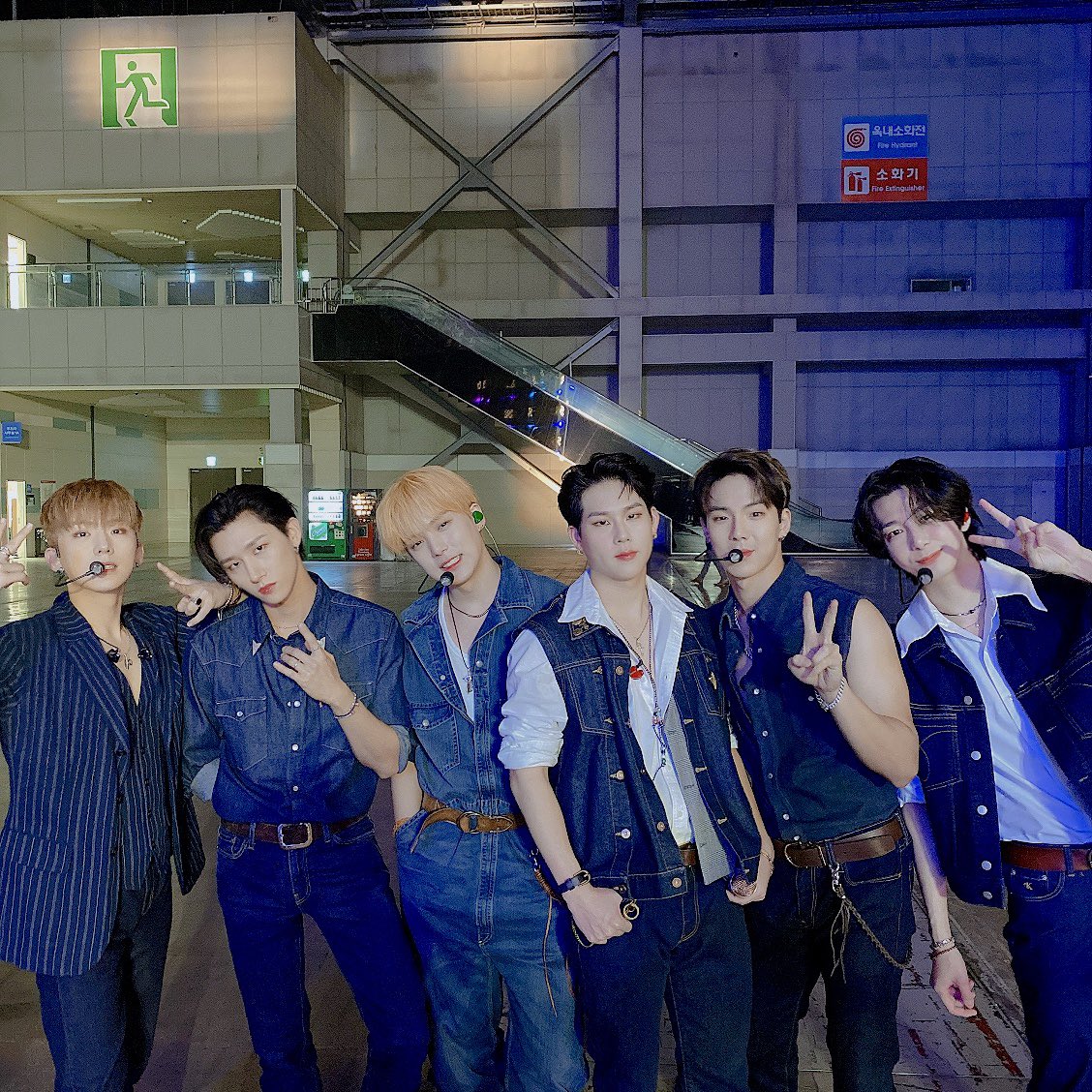 OfficialMONSTAX's tweet photo. [#MONSTA_X]
200927 #몬스타엑스
#SBS #Superconcert
<2020 SUPER ON:TACT> DAY1 완료

다채로운 무대로 볼거리가 많았던 오늘 ❤️
오늘도 몬스타엑스가 찢고 널고 다했다 👏🏻

#MONSTAX
#Superontact #슈퍼콘서트
#FANTASIA #MONSTATRUCK
#You_Cant_Hold_My_Heart
#DRAMARAMA #FOLLOW https://t.co/lmsHMn9WJV