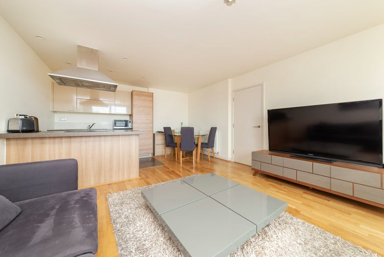 _thehiddenhome_'s tweet photo. Have we found an absolute STEAL today? We think we have!
- #VERFIFIED
- 2 bed 2 bathroom WITH bills included!
- One en-suite bedroom
- £825 per person
- Canary Wharf
- Bonus: The landlord is a BABE! https://t.co/mfHPWD3Wgg