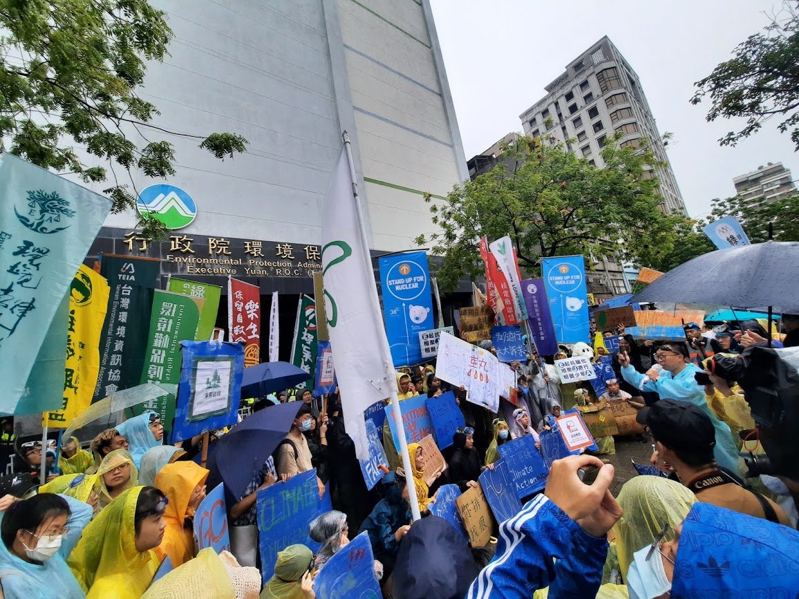 The Nuclear MythBusters (核終) also attended the march with pro-nuclear signs. To me, they represent a strange case of pro-nuclear climate obstrutionism, very much a Taiwan local phenomenon. Majority of the crowd dont want to associate with them, but everything was peaceful.(5/9)