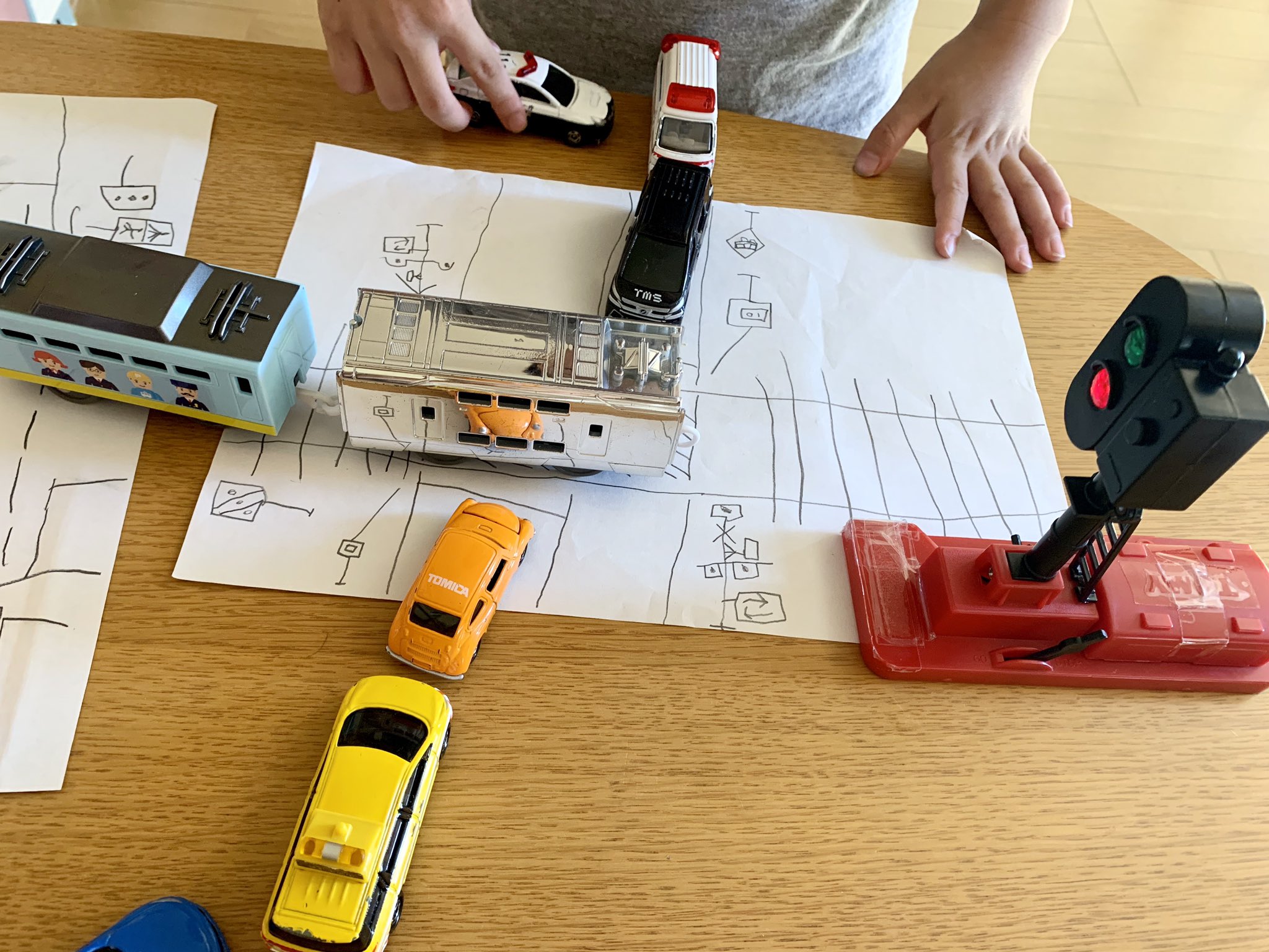 はるこ Kidsrepublicjp トミカ集まれ トミカ大好き 5歳息子が トミカ と自作の踏切コースで遊んでいます T Co Z0uurfnmii Twitter