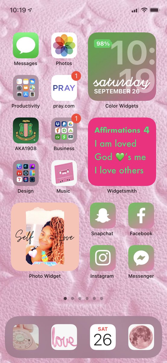 youbelegendary's tweet photo. My #iOS14 layout! Im obsessed 🥰 https://t.co/wno48EoMAT